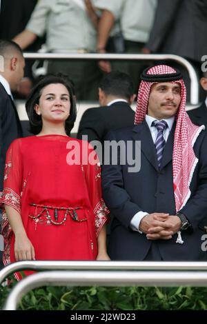 Foto der Akte - Prinz Hamza bin Al Hussein und seine Frau Prinzessin Noor Hamza am 9. Juni 2009 im Stadion von Amman in Amman, Jordanien, zum 10.. Jahrestag der Krönung von König Abdullah. Vor zehn Jahren wurde König Abdullah II. Zum König von Jordanien gekrönt, 4 Monate nach dem Tod seines Vaters König Hussein, am Ende der 3-monatigen Trauerperiode. Prinz Hamzah bin Hussein, der ehemalige Thronfolger Jordaniens, hat gesagt, dass er auf seinen Titel als Prinz verzichtet. Prinz Hamzah sagte, seine „persönlichen Überzeugungen“ seien nicht im Einklang mit den „modernen Methoden unserer Institutionen“. Der Prinz ist der vierte so Stockfoto