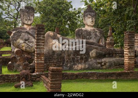 Buddha-Bilder im Wat Phra Kaeo, Kamphaeng Phet, Thailand. Stockfoto