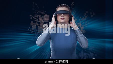 Mosaikquadrate über kaukasischer Frau mit vr-Headset vor blauen Lichtspuren auf schwarzem Hintergrund Stockfoto