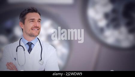 Kaukasischer Arzt mit gekreuzten Armen lächelnd im Hintergrund gegen das Krankenhaus Stockfoto