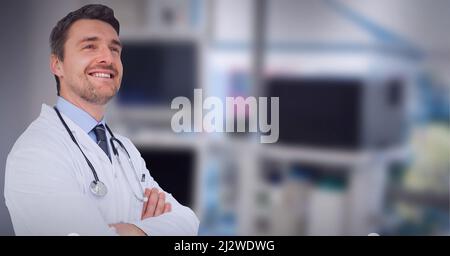 Kaukasischer Arzt mit gekreuzten Armen lächelnd im Hintergrund gegen das Krankenhaus Stockfoto