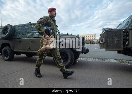 Chrudim, Tschechische Republik. 04. April 2022. Tschechische Soldaten verlassen heute, am Montag, den 4. April 2022, die Slowakei, wo sie eine multinationale Kampfgruppe befehligen werden, die dort eingesetzt wird, um die alliierten Truppen an der Ostflanke der NATO als Reaktion auf die Situation in der Ukraine anzukurbeln. Die Kampfgruppe kann bis zu 2.100 Mitglieder haben und Soldaten aus Deutschland, Polen, Slowenien, den Niederlanden und den USA werden ebenfalls daran teilnehmen. Tschechien wird mehrere hundert Soldaten zu ihr schicken. Quelle: Josef Vostarek/CTK Photo/Alamy Live News Stockfoto