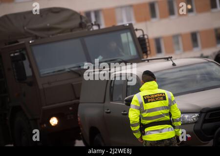 Chrudim, Tschechische Republik. 04. April 2022. Tschechische Soldaten verlassen heute, am Montag, den 4. April 2022, die Slowakei, wo sie eine multinationale Kampfgruppe befehligen werden, die dort eingesetzt wird, um die alliierten Truppen an der Ostflanke der NATO als Reaktion auf die Situation in der Ukraine anzukurbeln. Die Kampfgruppe kann bis zu 2.100 Mitglieder haben und Soldaten aus Deutschland, Polen, Slowenien, den Niederlanden und den USA werden ebenfalls daran teilnehmen. Tschechien wird mehrere hundert Soldaten zu ihr schicken. Quelle: Josef Vostarek/CTK Photo/Alamy Live News Stockfoto