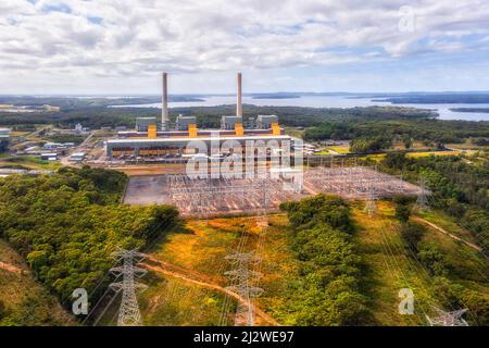 Das Kraftwerk Eraring verbrennt Braune Termalkohle zur Stromerzeugung an der Zentralküste Australiens - Luftlandschaft. Stockfoto