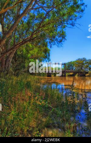 Baker Park am Ufer des Darling River in Wilcannia Stadt mit historischer Brücke auf Barrier Highway. Stockfoto