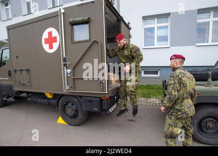 Chrudim, Tschechische Republik. 04. April 2022. Tschechische Soldaten verlassen heute, am Montag, den 4. April 2022, die Slowakei, wo sie eine multinationale Kampfgruppe befehligen werden, die dort eingesetzt wird, um die alliierten Truppen an der Ostflanke der NATO als Reaktion auf die Situation in der Ukraine anzukurbeln. Die Kampfgruppe kann bis zu 2.100 Mitglieder haben und Soldaten aus Deutschland, Polen, Slowenien, den Niederlanden und den USA werden ebenfalls daran teilnehmen. Tschechien wird mehrere hundert Soldaten zu ihr schicken. Quelle: Josef Vostarek/CTK Photo/Alamy Live News Stockfoto