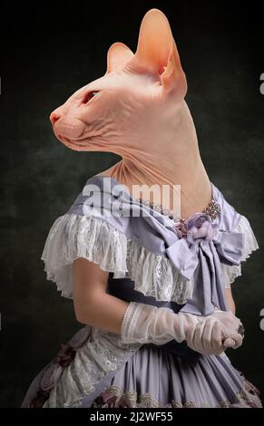 Anmutige weibliche Modell wie mittelalterliche Person in Vintage-Kleidung von Katze Sphinx Kopf isoliert auf dunklen Retro-Hintergrund geleitet. Konzept des Vergleichs von Stockfoto