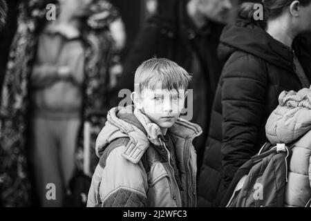 Lviv, Ukraine - 22. März 2022: Ukrainische Flüchtlinge auf dem Bahnhof von Lviv warten auf den Zug, um nach Europa zu fliehen Stockfoto