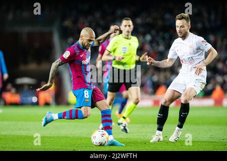 Daniel Alves vom FC Barcelona während des Fußballspiels der spanischen Meisterschaft La Liga zwischen dem FC Barcelona und dem FC Sevilla am 3. April 2022 im Camp Nou-Stadion in Barcelona, Spanien - Foto: Marc Graupera Aloma/DPPI/LiveMedia Stockfoto