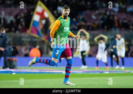 Gerard Pique vom FC Barcelona erwärmt sich während des Fußballspiels der spanischen Meisterschaft La Liga zwischen dem FC Barcelona und dem FC Sevilla am 3. April 2022 im Stadion Camp Nou in Barcelona, Spanien - Foto: Marc Graupera Aloma/DPPI/LiveMedia Stockfoto