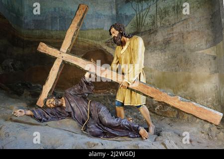 Statuen, die Christus auf dem Weg zum Kalvarienberg in Bom Jesus Braga, Portugal darstellen Stockfoto