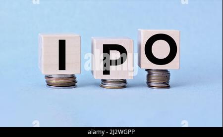 IPO-Briefblöcke und gestapelte Münzen. IPO steht für Initial Public Offering. Stockfoto