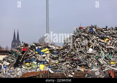 Schrottplatz mit altem Metall im Stadtteil Deutz, im Hintergrund der Dom, Köln, Deutschland. Schrottplatz mit Altmetall im Stadtteil Deutz, im Stockfoto