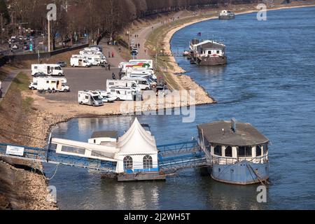 Reisemobile am Rheinufer im Landkreis Rodenkirchen, Köln, Deutschland. Wohnmobil am Rheinufer im Stadtteil Rodenkirchen, Köln, Deutsch Stockfoto