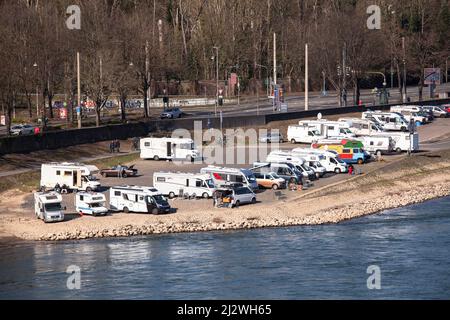 Reisemobile am Rheinufer im Landkreis Rodenkirchen, Köln, Deutschland. Wohnmobil am Rheinufer im Stadtteil Rodenkirchen, Köln, Deutsch Stockfoto