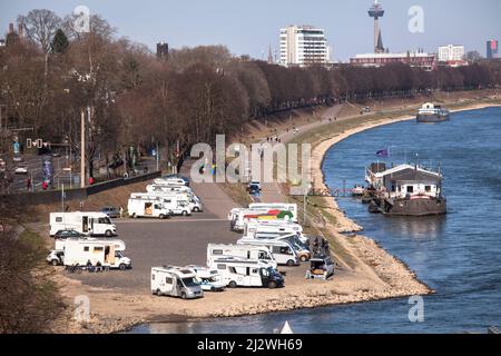 Reisemobile am Rheinufer im Landkreis Rodenkirchen, Köln, Deutschland. Wohnmobil am Rheinufer im Stadtteil Rodenkirchen, Köln, Deutsch Stockfoto