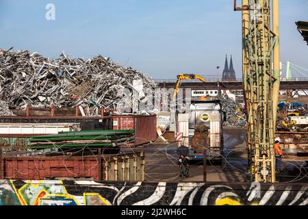 Schrottplatz mit altem Metall im Stadtteil Deutz, im Hintergrund der Dom, Wand mit Graffiti, Köln, Deutschland. Schrottplatz mit Altmetall im Stockfoto