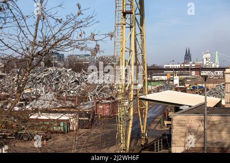 Schrottplatz mit altem Metall im Stadtteil Deutz, im Hintergrund der Dom, Köln, Deutschland. Schrottplatz mit Altmetall im Stadtteil Deutz, im Stockfoto