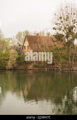 Typisches französisches Holzhaus in der Normandie Stockfoto