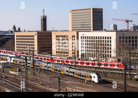 Blick auf den Bahnhof Deutz, die Zürcher Versicherungsgesellschaft und das Motel One in der MesseCity Köln im Stadtteil Deutz, im Hintergrund das Fair Tow Stockfoto