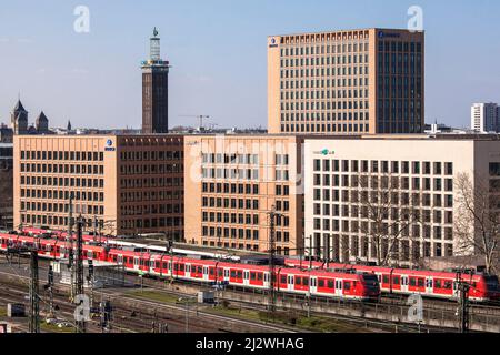 Blick auf den Bahnhof Deutz, die Zürcher Versicherungsgesellschaft und das Motel One in der MesseCity Köln im Stadtteil Deutz, im Hintergrund das Fair Tow Stockfoto