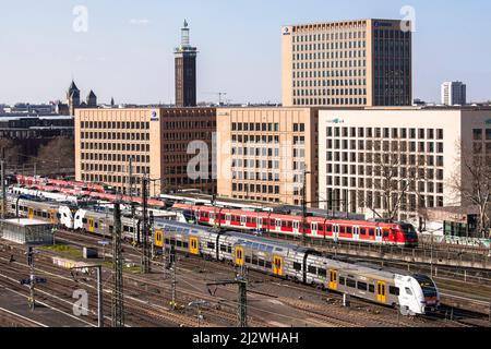 Blick auf den Bahnhof Deutz, die Zürcher Versicherungsgesellschaft und das Motel One in der MesseCity Köln im Stadtteil Deutz, im Hintergrund das Fair Tow Stockfoto