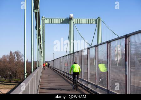 Rad- und Fußweg mit Schallschutzwand auf der Rodenkirchener Brücke über den Rhein, Autobahnbrücke A4, Köln, Deutschland. Rad- U Stockfoto