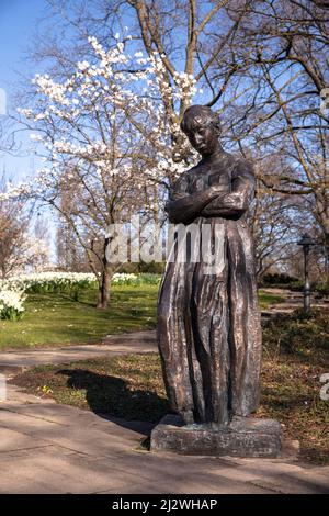 Frühling im Rheinpark im Stadtteil Deutz, Naherholungsgebiet, Statue 'Domestic Worries' (Nel) von Rik Wouters, Köln, Deutschland. Fruehling im Stockfoto