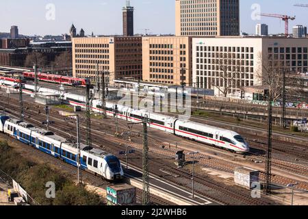 Blick auf den Bahnhof Deutz, die Zürcher Versicherungsgesellschaft und das Motel One in der MesseCity Köln im Stadtteil Deutz, im Hintergrund das Fair Tow Stockfoto