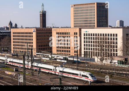 Blick auf den Bahnhof Deutz, die Zürcher Versicherungsgesellschaft und das Motel One in der MesseCity Köln im Stadtteil Deutz, im Hintergrund das Fair Tow Stockfoto