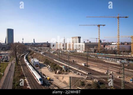 Blick auf den Bahnhof Deutz und die Baustelle des Bauprojekts MesseCity Köln in der Nähe des Messegeländes im Stadtteil Deutz, auf die l Stockfoto