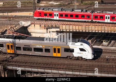 National Express und Deutsche Bahn im Stadtteil Deutz, Köln, Deutschland. National Express und Nahverkehrszug der Deutschen Ba Stockfoto