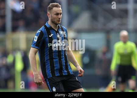 Bergamo, Italien. 03. April 2022. Teun Koopmeiners (Atalanta BC) schaut während Atalanta BC gegen SSC Napoli, italienische Fußballserie A Spiel in Bergamo, Italien, 03 2022. April Quelle: Independent Photo Agency/Alamy Live News Stockfoto