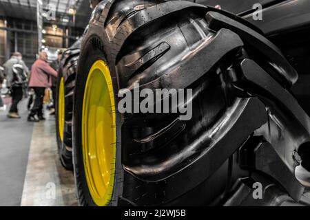 Nahaufnahme einiger Traktorräder. Brandneue Traktor- und Ladereifen. Stockfoto
