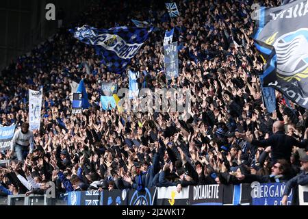 Bergamo, Italien. 03. April 2022. Atalanta BC Fans klatschen ihre Hände während Atalanta BC vs SSC Napoli, italienische Fußballserie A Spiel in Bergamo, Italien, April 03 2022 Quelle: Independent Photo Agency/Alamy Live News Stockfoto