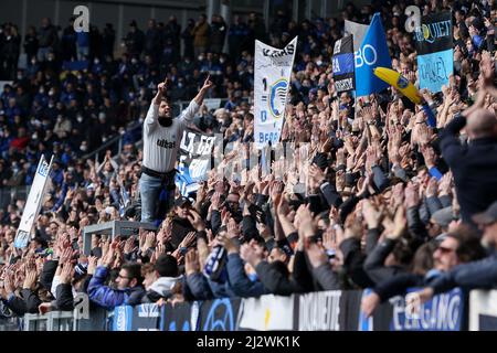 Bergamo, Italien. 03. April 2022. Atalanta BC Fans klatschen ihre Hände während Atalanta BC vs SSC Napoli, italienische Fußballserie A Spiel in Bergamo, Italien, April 03 2022 Quelle: Independent Photo Agency/Alamy Live News Stockfoto