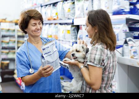 Fröhliche veterinärmedizinische Beratung weibliche Klientin Stockfoto