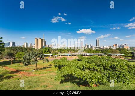 NAIROBI - DEZEMBER 24: Blick auf die Skyline von Nairobi, Kenia mit dem Uhuru Park im Vordergrund am 24. Dezember 2015 Stockfoto