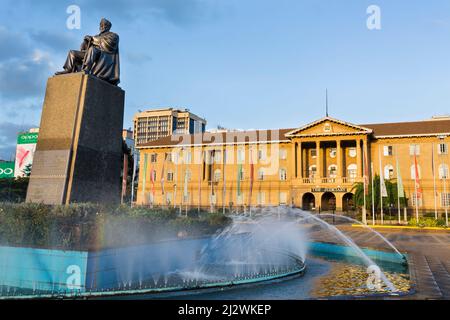 Nairobi, Kenia - 23. Dezember: Der oberste Gerichtshof und das Denkmal von Jomo Kenyatta im Geschäftsviertel von Nairobi, Kenia am 23. Dezember 2015 Stockfoto