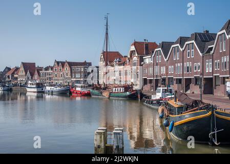 Hoorn, Niederlande, März 2022. Der Hafen von Hoorn mit den alten Booten und historischen Fassaden. Hochwertige Fotos Stockfoto