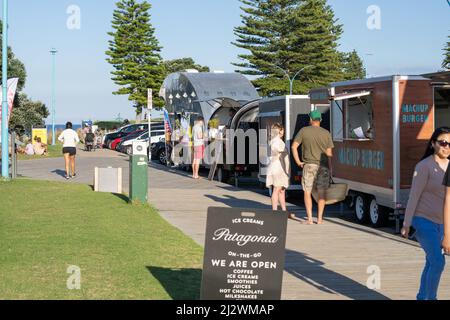 Tauranga Neuseeland - 3 2022. April; am Sommernachmittag findet die Marine Parade des Mount Maunganui statt, bei der Lebensmittel- und Getränkehersteller Lieferwagen und Menschen kaufen. Stockfoto