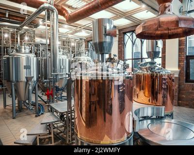 Brauereianlagen. Brühherstellung. Lagertanks aus runder Stahl für die Biergärung und -Reifung. Stockfoto