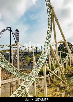 Nahaufnahme der Colossus-Achterbahn im Thorpe Park Resort in Surrey, England Stockfoto