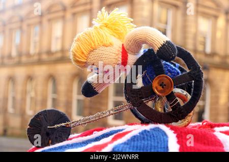 Gestrickte Tribute an Hannal Cockroft, Oplympic Althlete auf goldfarbenem Briefkasten in der Heimatstadt Halifax, West Yorkshire Stockfoto