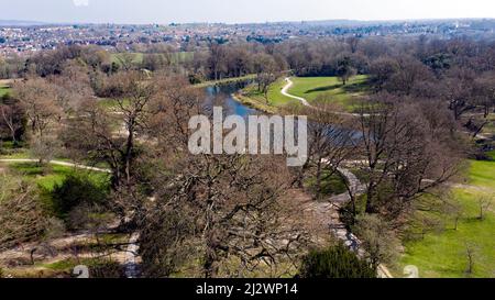 Luftaufnahme des Beckenham Place Park mit dem Wild Swimming Lake Stockfoto