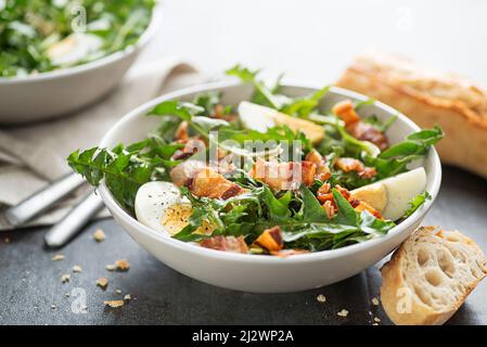 Dandelionensalat mit Eiern und Speck aus nächster Nähe Stockfoto