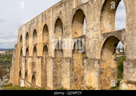 Elvas, Portugal - 26. März 2022: Detailansicht des historischen Wahrzeichen Amoreira Aquädukts in Elvas Stockfoto