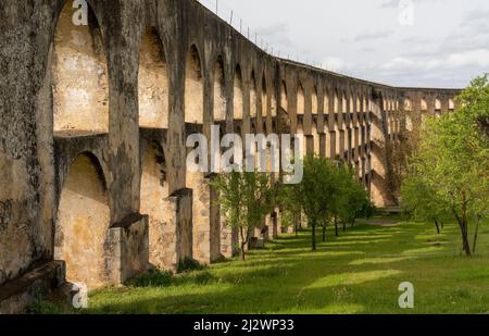 Elvas, Portugal - 26. März 2022: Detailansicht des historischen Wahrzeichen Amoreira Aquädukts in Elvas Stockfoto