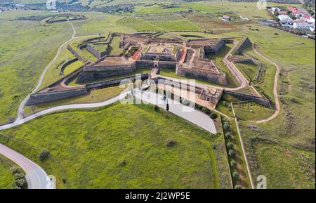 Elvas, Portugal - 26. März 2022: Luftaufnahme der Militärfestung Santa Luzia in der Grenzstadt Elvas Stockfoto