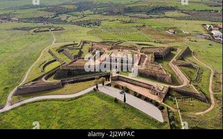 Elvas, Portugal - 26. März 2022: Luftaufnahme der Militärfestung Santa Luzia in der Grenzstadt Elvas Stockfoto